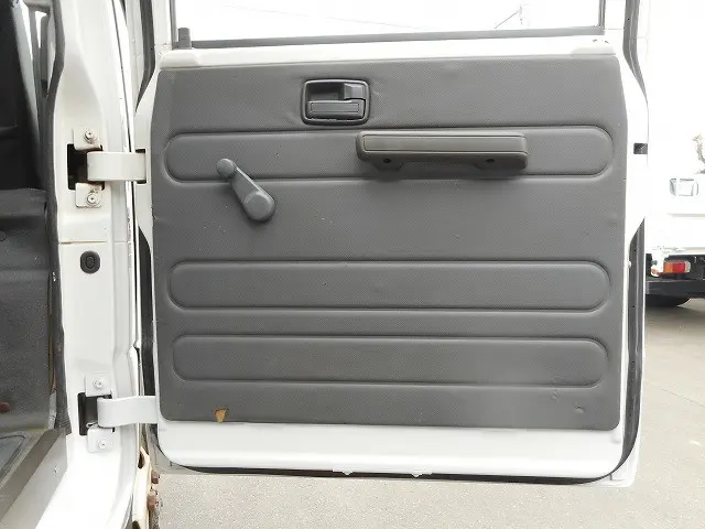 いすゞ エルフ BKG-NJS85A(4WD)の写真17