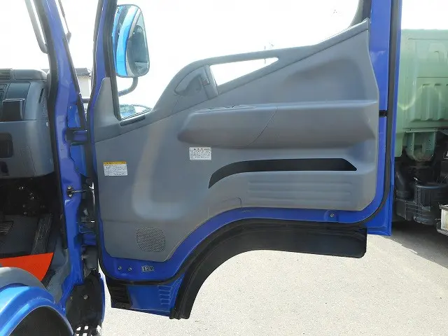 三菱 キャンターガッツ PDG-FD70B(4WD)の写真15