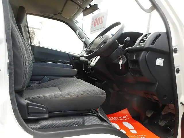 トヨタ ハイエースバン LDF-KDH206V(4WD)の写真10