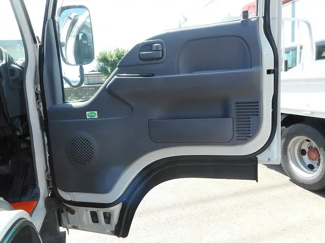 いすゞ エルフ PB-NKS81AN(4WD)の写真17