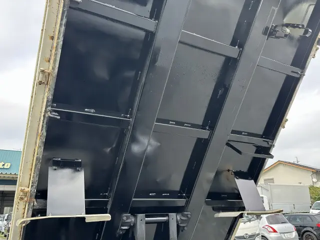 ダンプ裏も曲がり、膨らみなく綺麗です。|いすゞ エルフ TPG-NJR85AD(2WD)の写真25