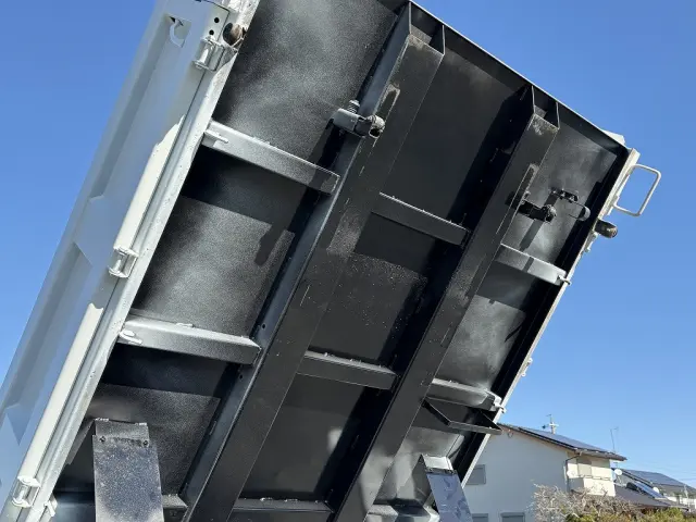 創業以来多くのトラックなどの業務用車両や乗用車の車検・点検・整備・板金・塗装を行ってます！！創業３０年以上の実績と、経験豊富なスタッフが対応いたします。|いすゞ エルフ TPG-NJR85AD(2WD)の写真27