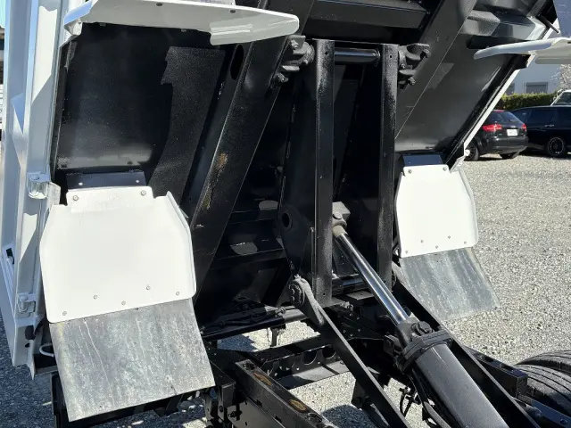 創業以来多くのトラックなどの業務用車両や乗用車の車検・点検・整備・板金・塗装を行ってます！！創業３０年以上の実績と、経験豊富なスタッフが対応いたします。|いすゞ エルフ TPG-NJR85AD(2WD)の写真28