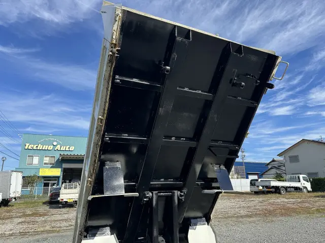 ダンプの裏、大きな膨らみなく綺麗です!|いすゞ エルフ TPG-NJR85AD(2WD)の写真29