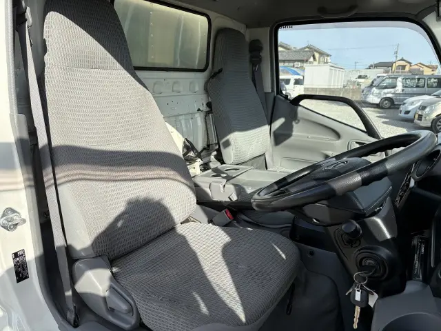 室内使用感はありますが比較的綺麗です！！シートが気になる方はレザー調のシートカバーもございますのでご気軽にお問合せ下さい！|日野 デュトロ TKG-XZC645M(2WD)の写真3