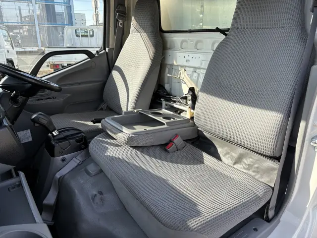 助手席です！|日野 デュトロ TKG-XZC645M(2WD)の写真34