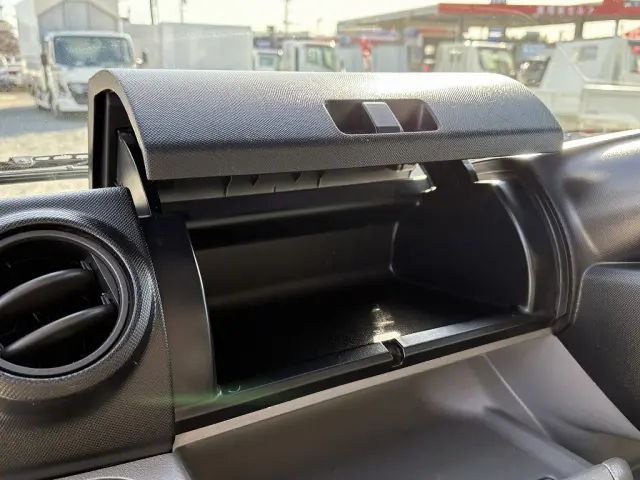 グローブボックスです！|日野 デュトロ TKG-XZC645M(2WD)の写真35