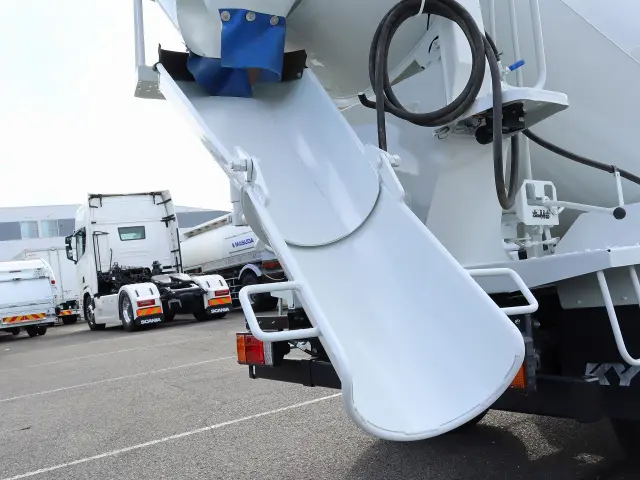 いすゞ エルフ 2RG-NKR88M(2WD)の写真15