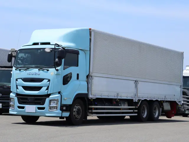いすゞ ギガ QPG-CYL77B(6x2)の写真1