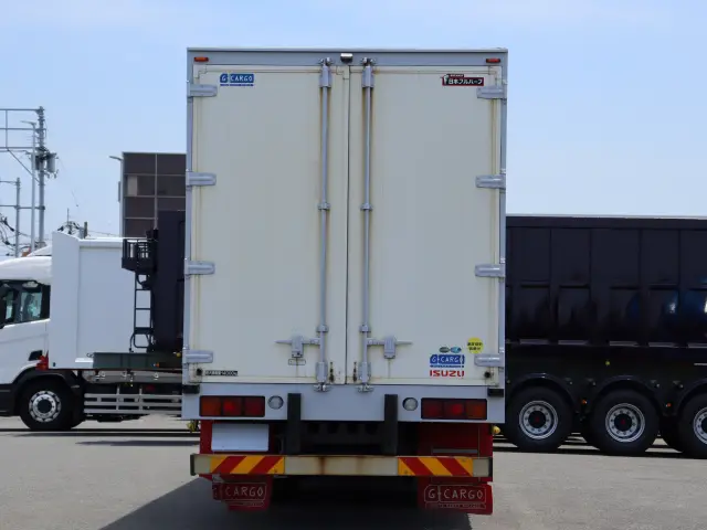 いすゞ ギガ QPG-CYL77B(6x2)の写真5