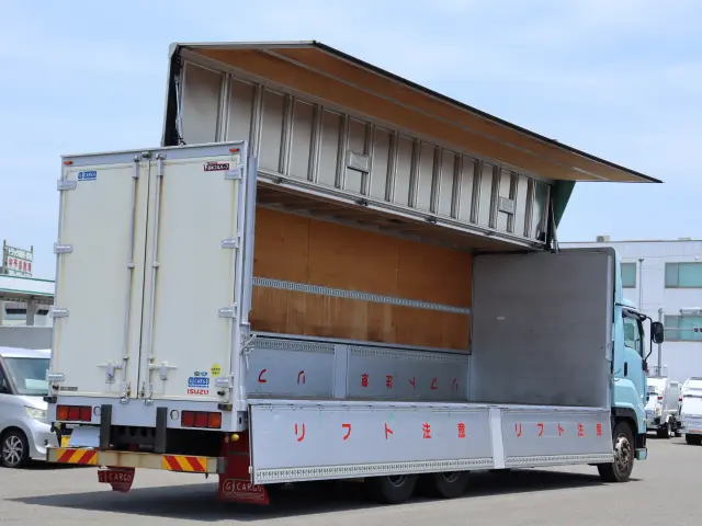 いすゞ ギガ QPG-CYL77B(6x2)の写真9