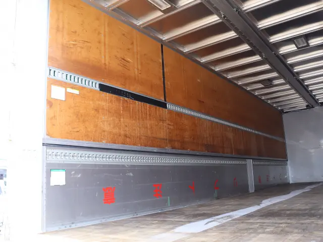 いすゞ ギガ QPG-CYL77B(6x2)の写真13