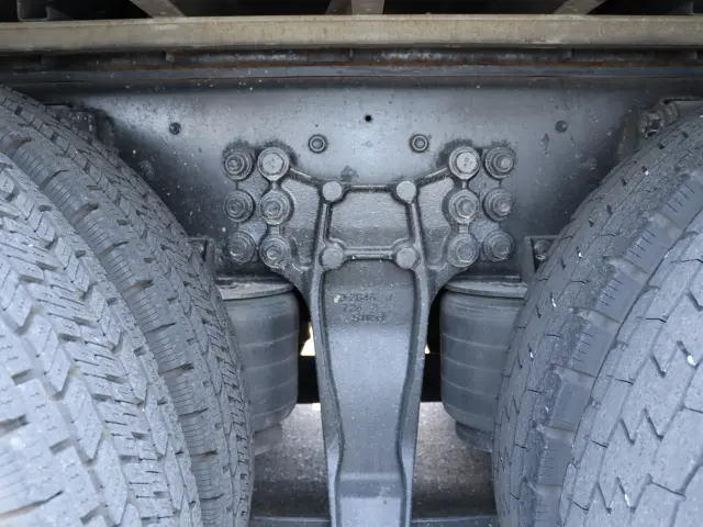 いすゞ ギガ QPG-CYL77B(6x2)の写真22