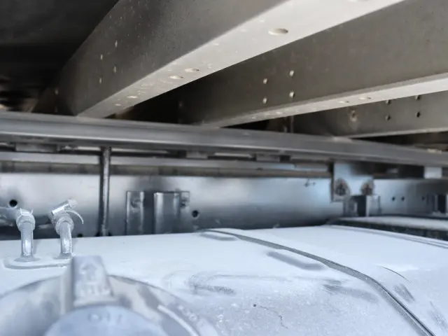 いすゞ ギガ QPG-CYL77B(6x2)の写真23