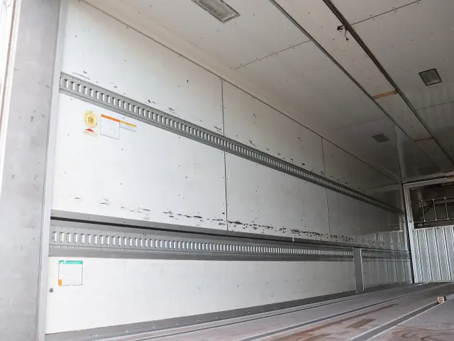 いすゞ ギガ QKG-CYL77A(6x2)の写真18