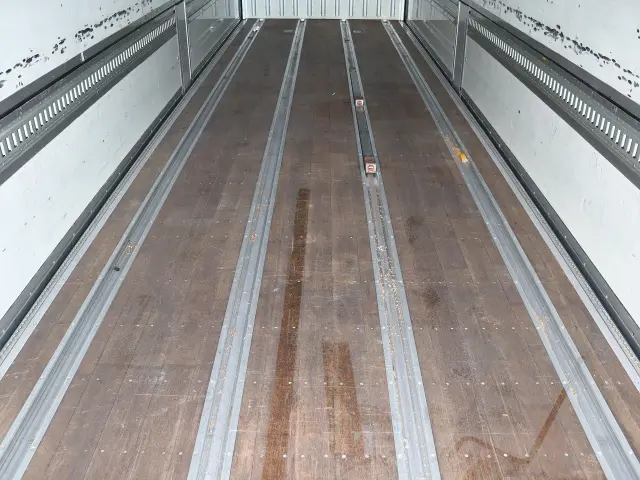 いすゞ ギガ QKG-CYL77A(6x2)の写真20