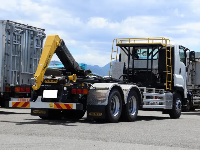 いすゞ ギガ 2PG-CYZ77DM(6x4)の写真3