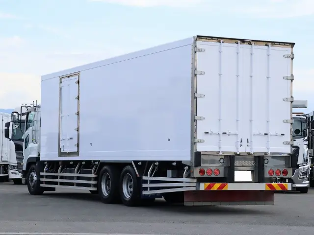 いすゞ ギガ QPG-CYL77B(6x2)の写真9