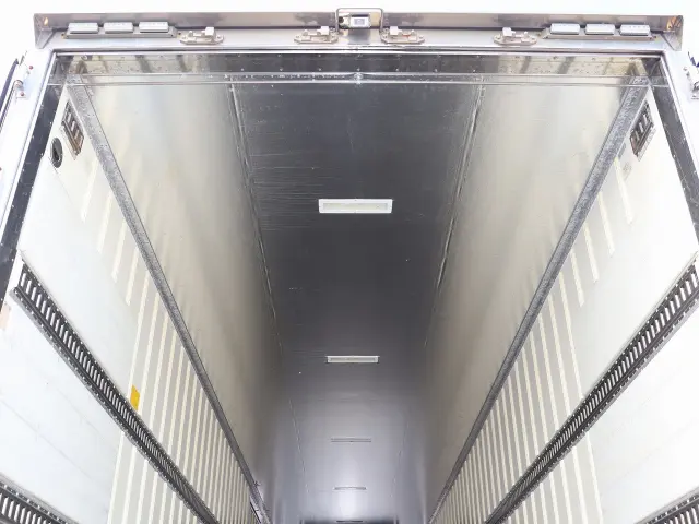 いすゞ ギガ QPG-CYL77B(6x2)の写真11