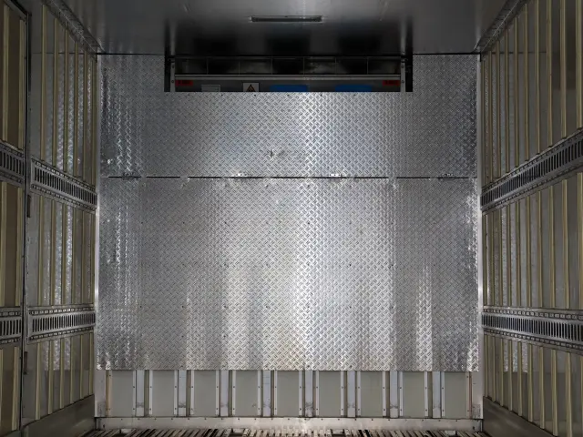 いすゞ ギガ QPG-CYL77B(6x2)の写真15