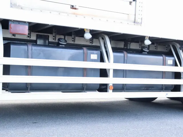 いすゞ ギガ QPG-CYL77B(6x2)の写真22