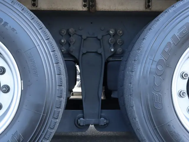 いすゞ ギガ QPG-CYL77B(6x2)の写真23