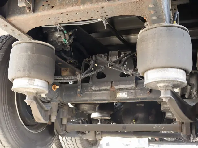 いすゞ ギガ QPG-CYL77B(6x2)の写真26
