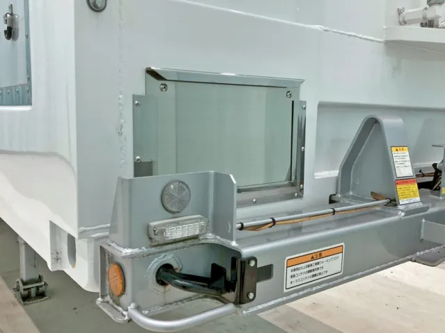 前壁運転席側下部に小窓が付いています。(ネジ止めされています)|トレクス  CTB34004の写真17