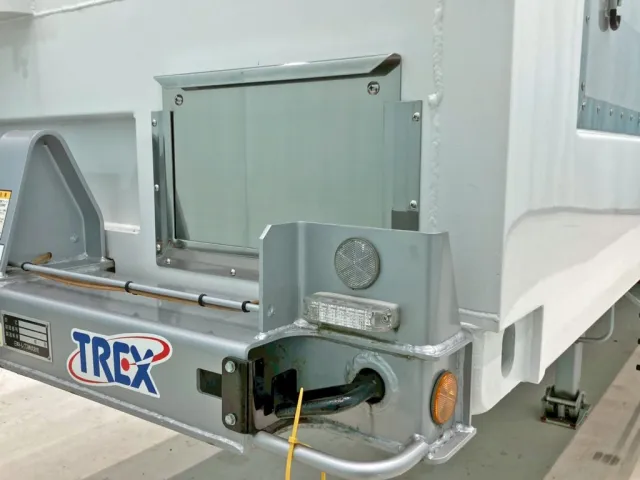 前壁助手席側下部に小窓が付いています。(ネジ止めされています)|トレクス  CTB34004の写真18