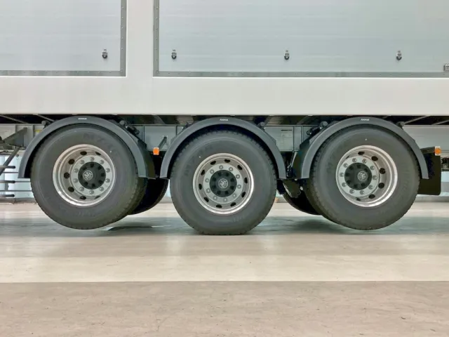 リフトアクスル機能付きです。(1・3軸目がリフトアップします)|トレクス  CTB34004の写真20