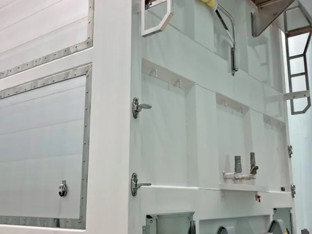 左右ハシゴ下部は格納式の足場になっています。|トレクス  CTB34004の写真16