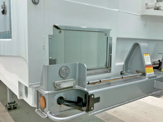 前壁運転席側下部に小窓が付いています。(ネジ止めされています)|トレクス  CTB34004の写真17