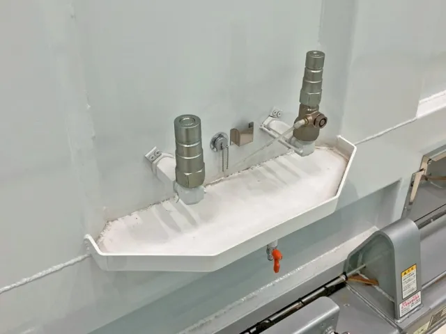 油圧チャック下部に油受けが付いています。|トレクス  CTB34004の写真30