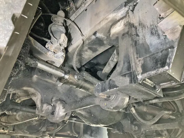 後方のデフ周りの状態です。(4WS・4輪操舵システムです)|コベルコ  EZ03の写真6