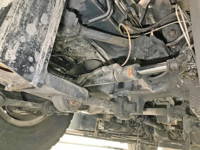 前方のデフ周りの状態です。(4WS・4輪操舵システムです)|コベルコ  EZ03の写真7