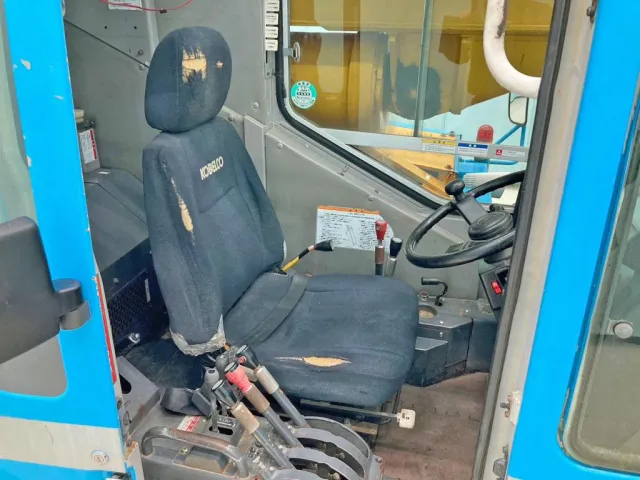 乗車定員は1名です。(シート座面にヘタリ・所々に破れ箇所があります)|コベルコ  EZ03の写真10