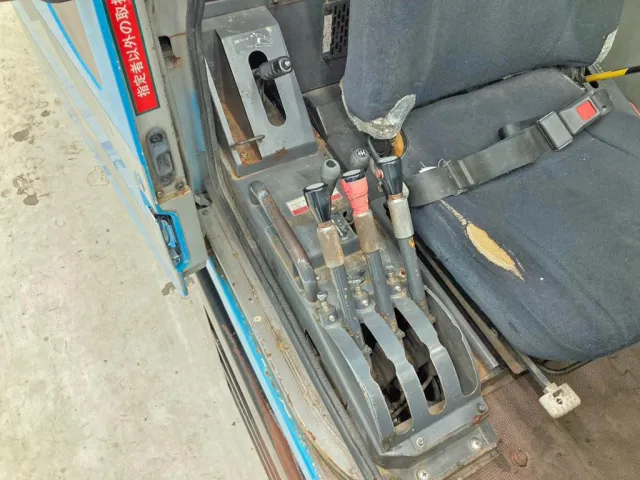 運転席周りの操作レバーです。|コベルコ  EZ03の写真12