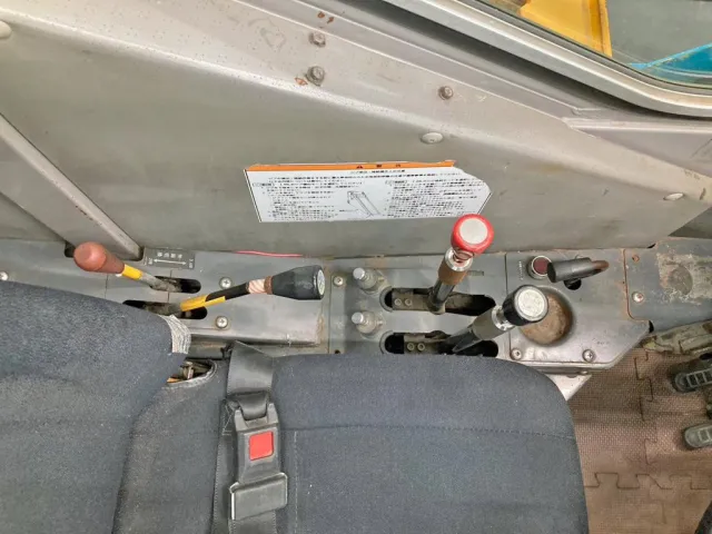 運転席周りの操作レバーです。|コベルコ  EZ03の写真13