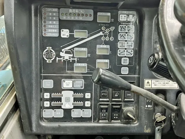 モーメントリミッタ 及び ジブ張出・格納の操作スイッチです。|コベルコ  EZ03の写真14