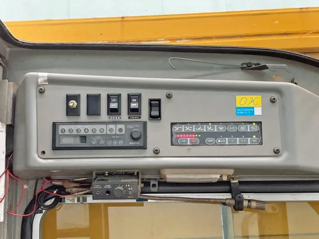 運転席上部にエアコンのスイッチが付いています。|コベルコ  EZ03の写真18
