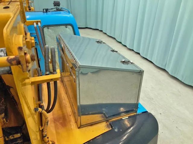 運転席側後方上部にステンレスの工具箱が付いています。|コベルコ  EZ03の写真28