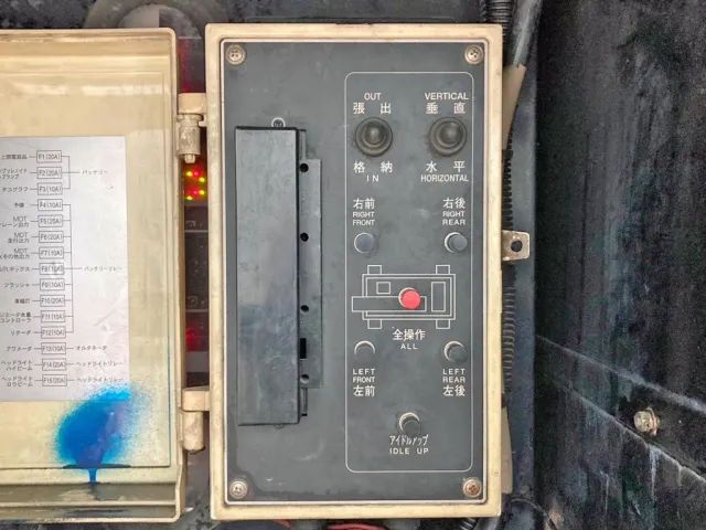 アウトリガーの張出・格納スイッチです。|コベルコ  EZ03の写真30
