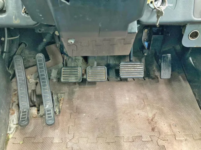 左から、起伏ペダル・補巻ペダル・主巻ブレーキ・補巻ブレーキ・フットブレーキ・アクセルです。|コベルコ  EZ03の写真39