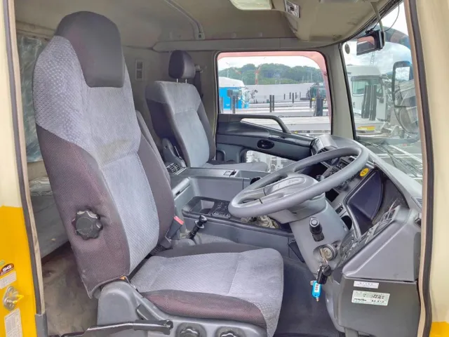 乗車定員は3名です。|三菱 スーパーグレート QDG-FV50VY改の写真9