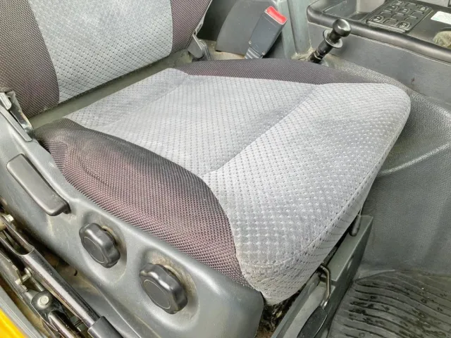 運転席座面にヘタリがあります。|三菱 スーパーグレート QDG-FV50VY改の写真10