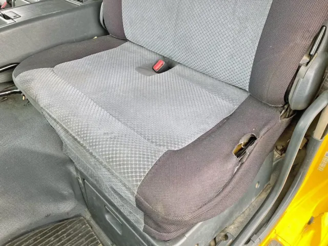 助手席座面に破れがあります。|三菱 スーパーグレート QDG-FV50VY改の写真11