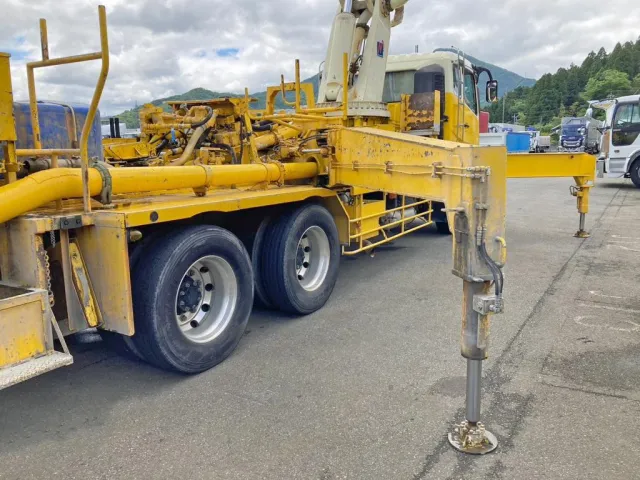 アウトリガーを張り出した状態です。(運転席側)|三菱 スーパーグレート QDG-FV50VY改の写真23