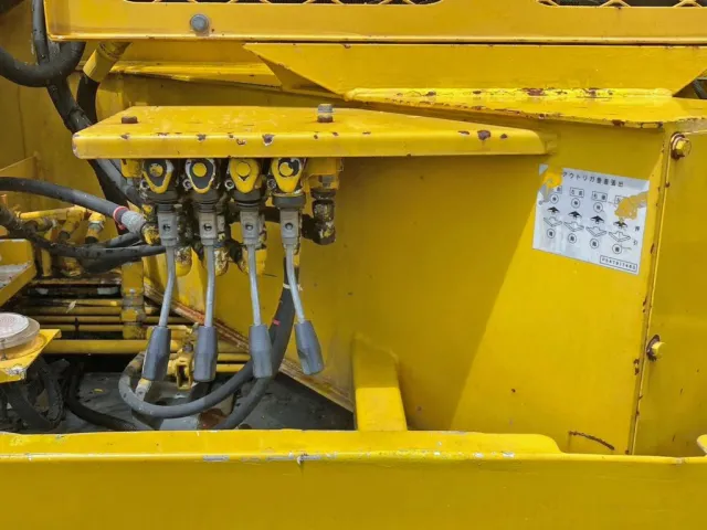 助手席側中央部に前後・左右のアウトリガーの伸長レバーが付いています。|三菱 スーパーグレート QDG-FV50VY改の写真32