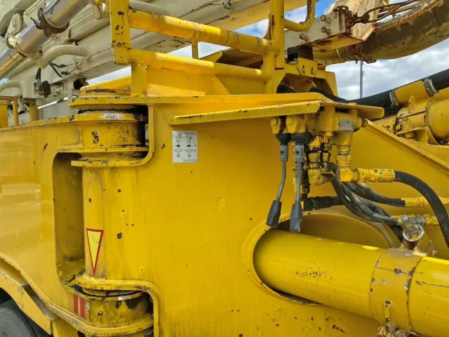 運転席側中央部に前後のアウトリガーの伸長レバーが付いています。|三菱 スーパーグレート QDG-FV50VY改の写真37