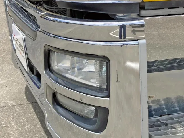 フロントバンパーの助手席側にキズがあります。|三菱 スーパーグレート QDG-FV50VY改の写真48